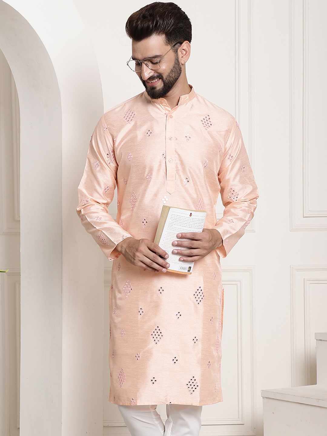 

SOJANYA Men Peach-Coloured Embellished Mirror Work Kurta