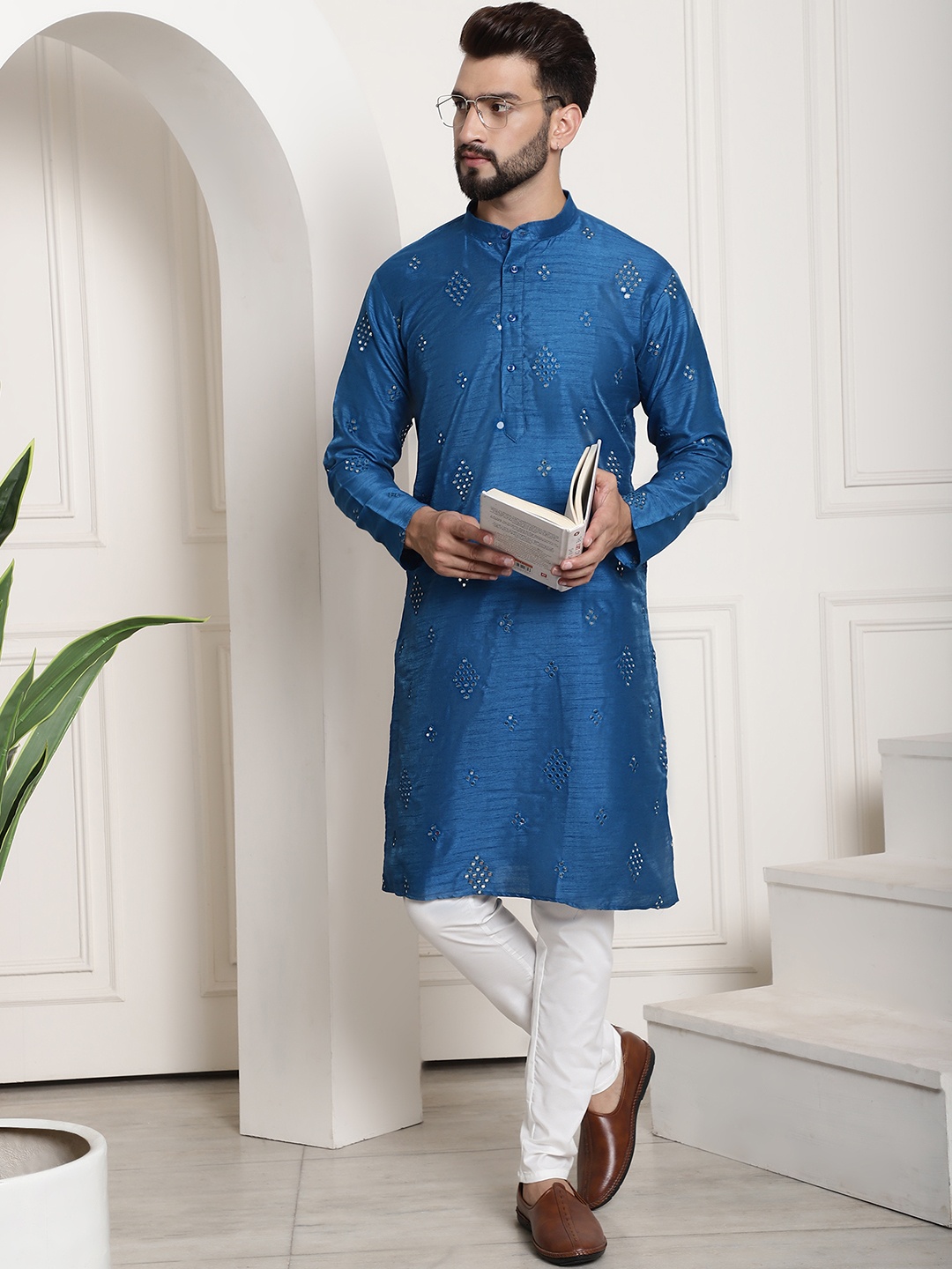 

SOJANYA Men Blue Embroidered Mirror Work Kurta with Churidar