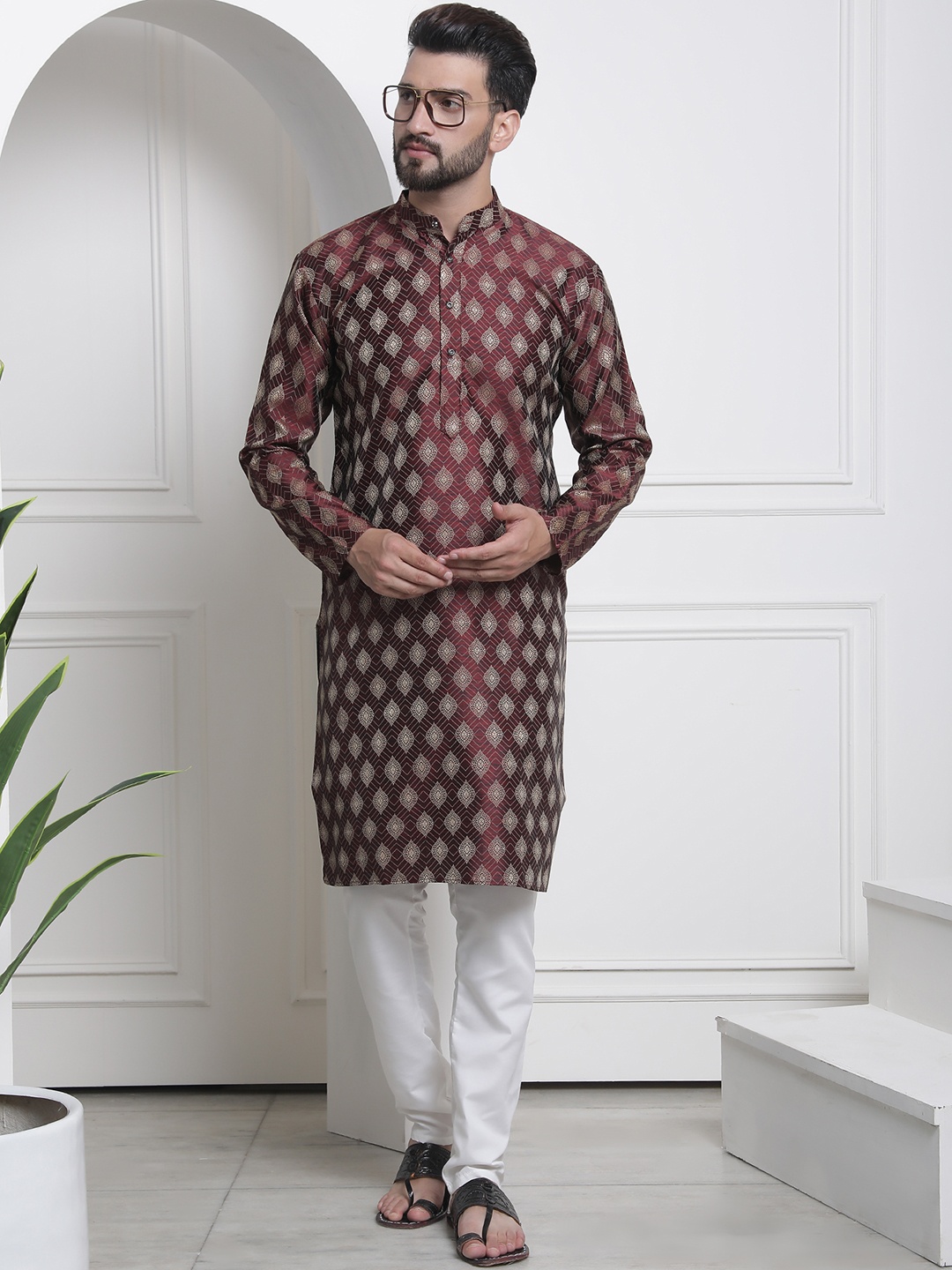 

SOJANYA Men Maroon Woven Design Kurta with Churidar