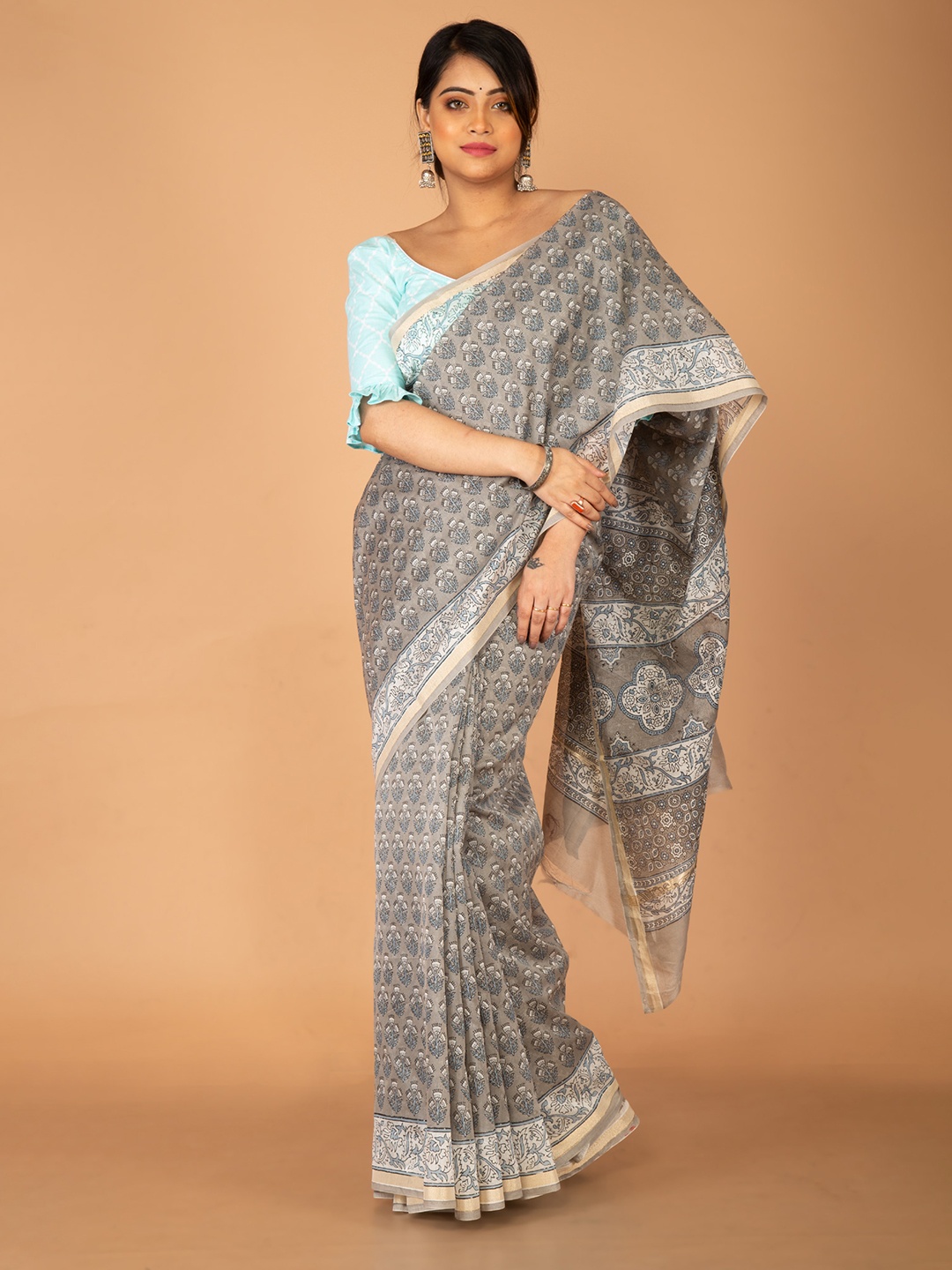 

Unnati Silks Grey & White Ethnic Motifs Silk Cotton Chanderi Saree