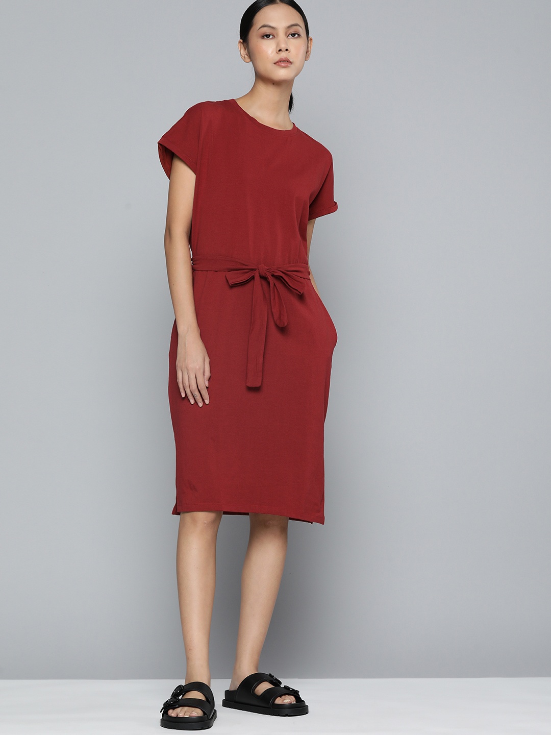 

ether Women Maroon Solid T-shirt Knitted Dress with a Belt