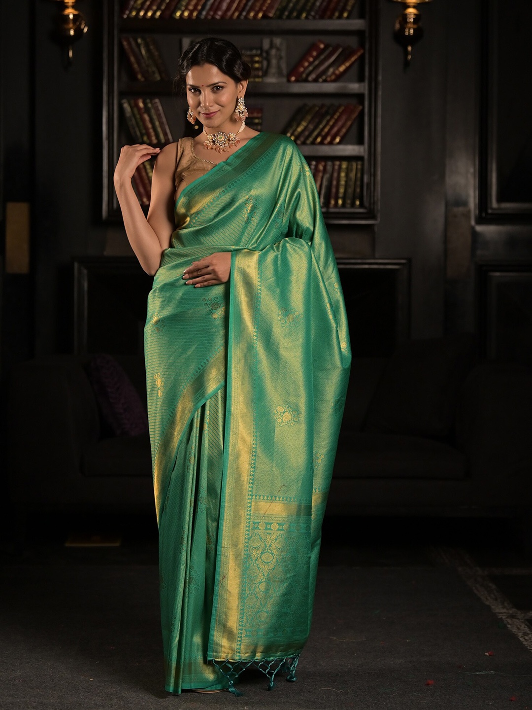 

Exclusiva Green & Gold-Toned Woven Design Kanjivaram Saree