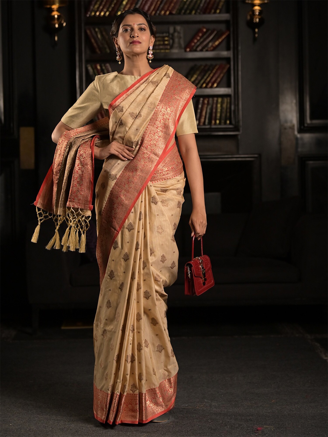 

Exclusiva Off White & Red Woven Design Zari Silk Blend Saree