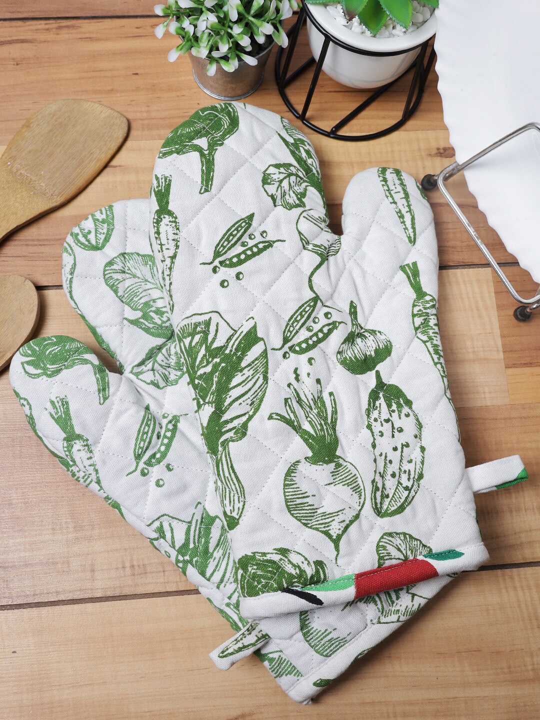 

Soumya Set of 2 Green & White Printed Cotton Oven Glove