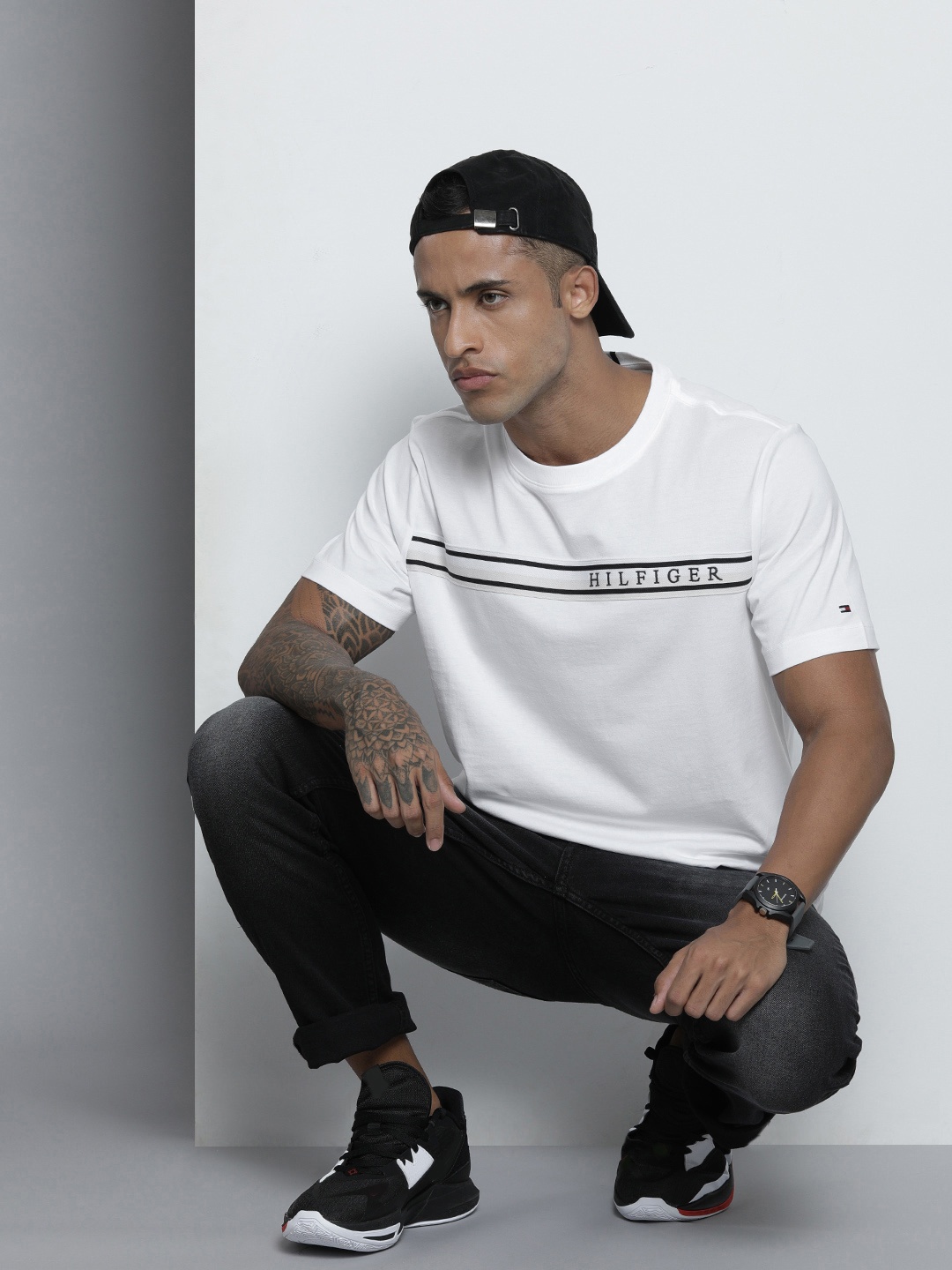 

Tommy Hilfiger Men White & Black Solid Organic Cotton Brand Logo Applique T-shirt