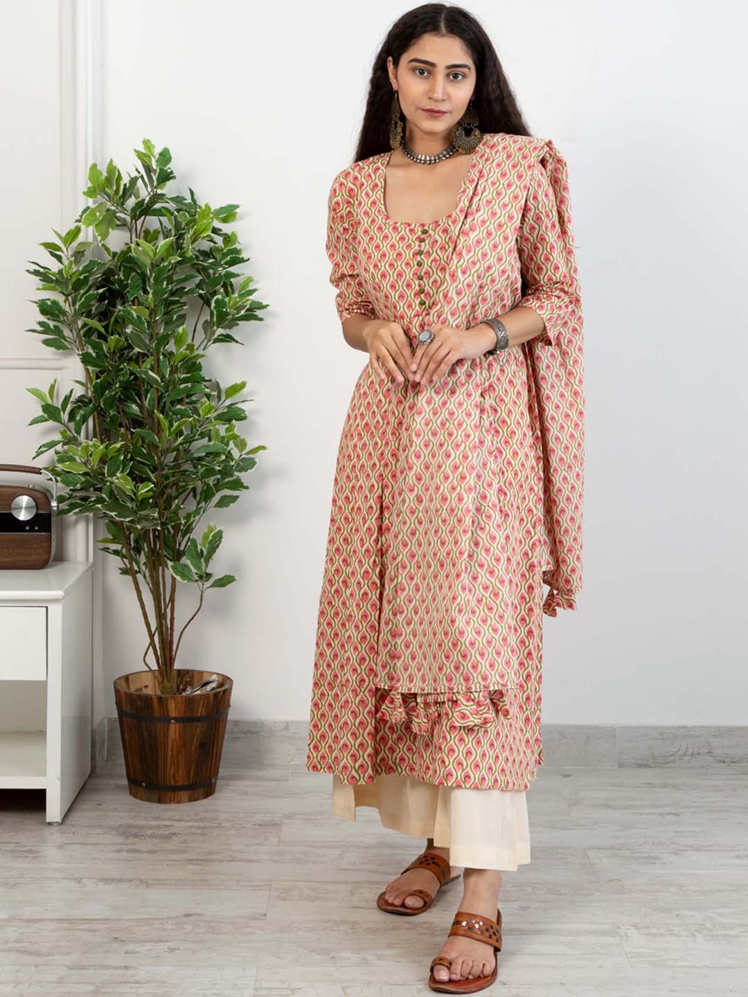 

SHRINKHLA Women Peach-Coloured & Pink Ethnic Motifs Printed Pure Cotton Kurta Set