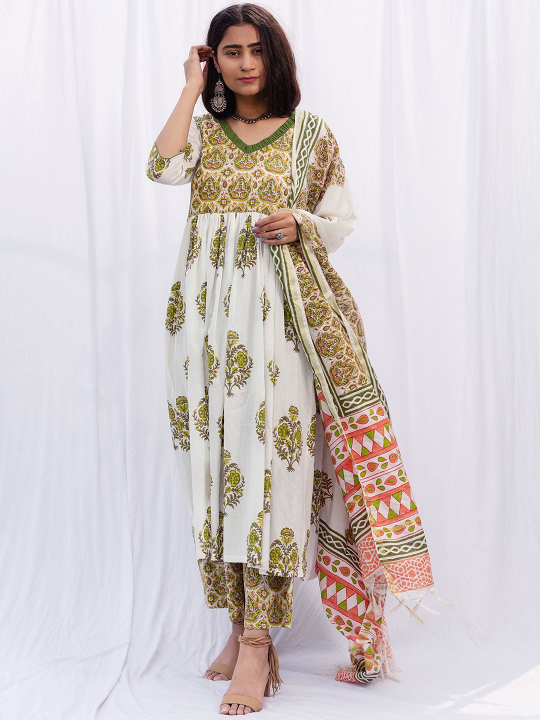 

SHRINKHLA Women Off White Floral Printed Pure Cotton Kurta Set