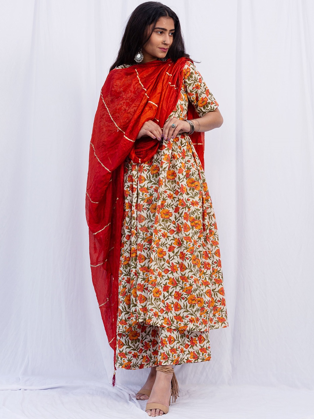 

SHRINKHLA Women Cream-Coloured & Orange Floral Printed Pure Cotton Kurta Set