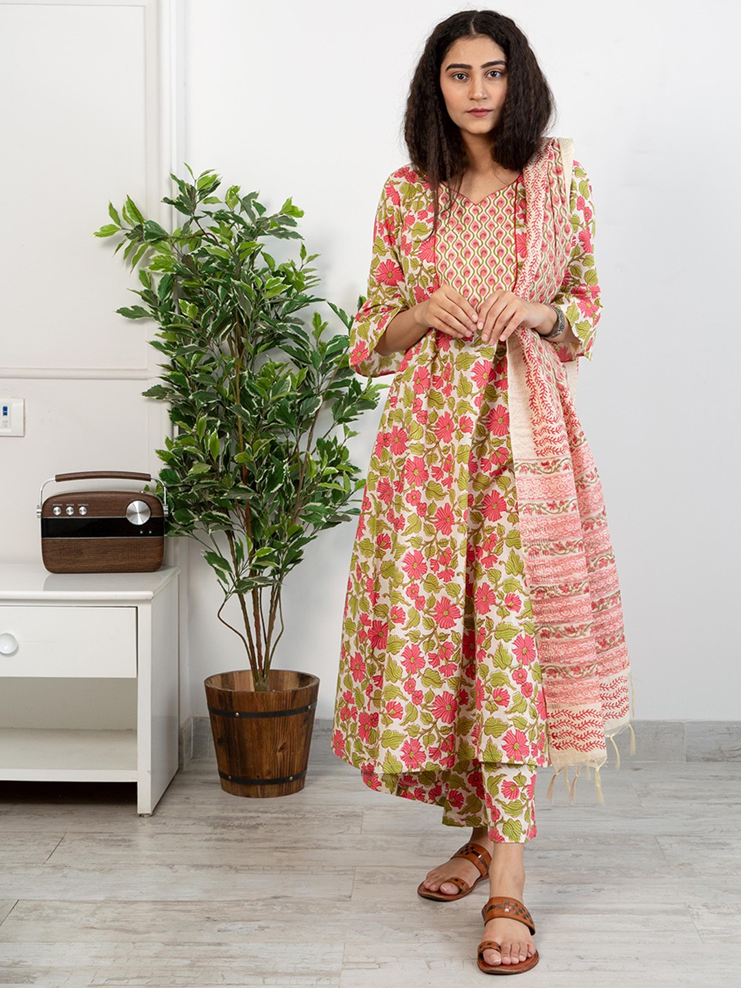 

SHRINKHLA Women Coral Red & Green Floral Printed Pure Cotton Kurta with Palazzos & Dupatta