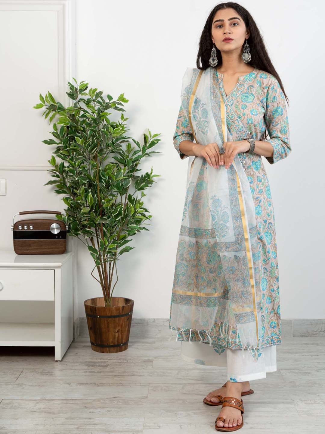 

SHRINKHLA Women Grey & White Floral Printed Pure Cotton Kurta with Palazzos & Dupatta