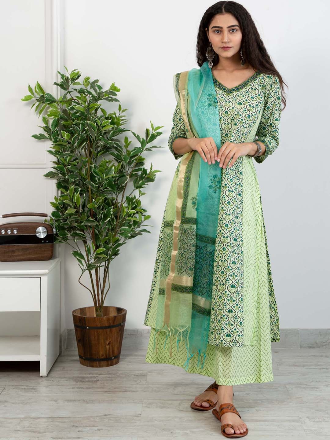 

SHRINKHLA Women Green Floral Printed Pure Cotton Kurta with Skirt & Dupatta