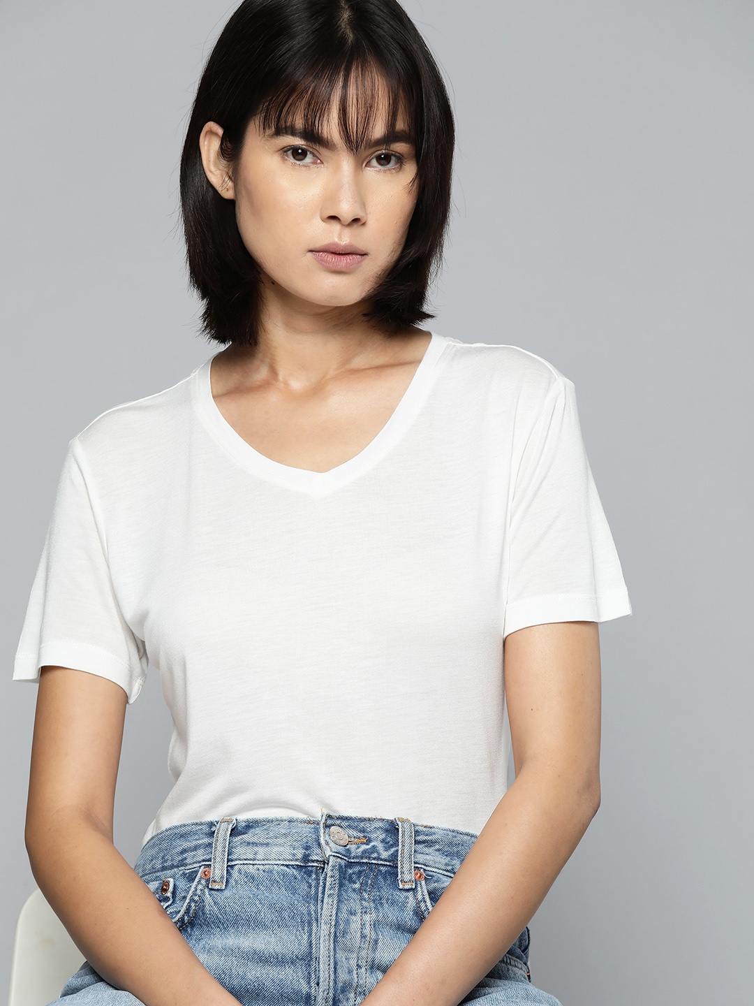 

ether Women White Solid V-Neck T-shirt