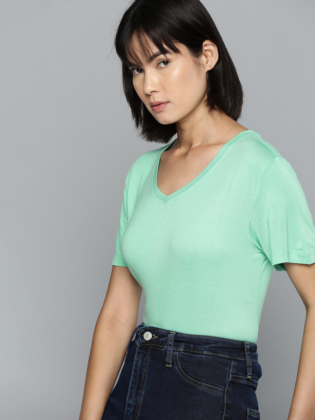 

ether Women Green Solid V-Neck T-shirt