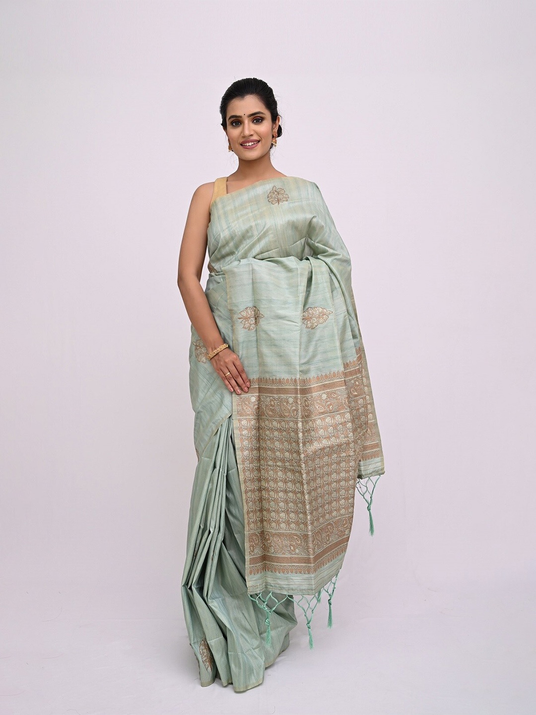 

KAJREE Sea Green Floral Pure Linen Tussar Saree