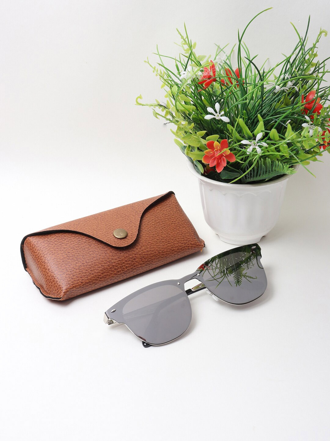 

CELEBRITY SUNGLASSES Unisex Grey Lens & Silver-Toned Aviator Sunglasses CLSG-3576-02