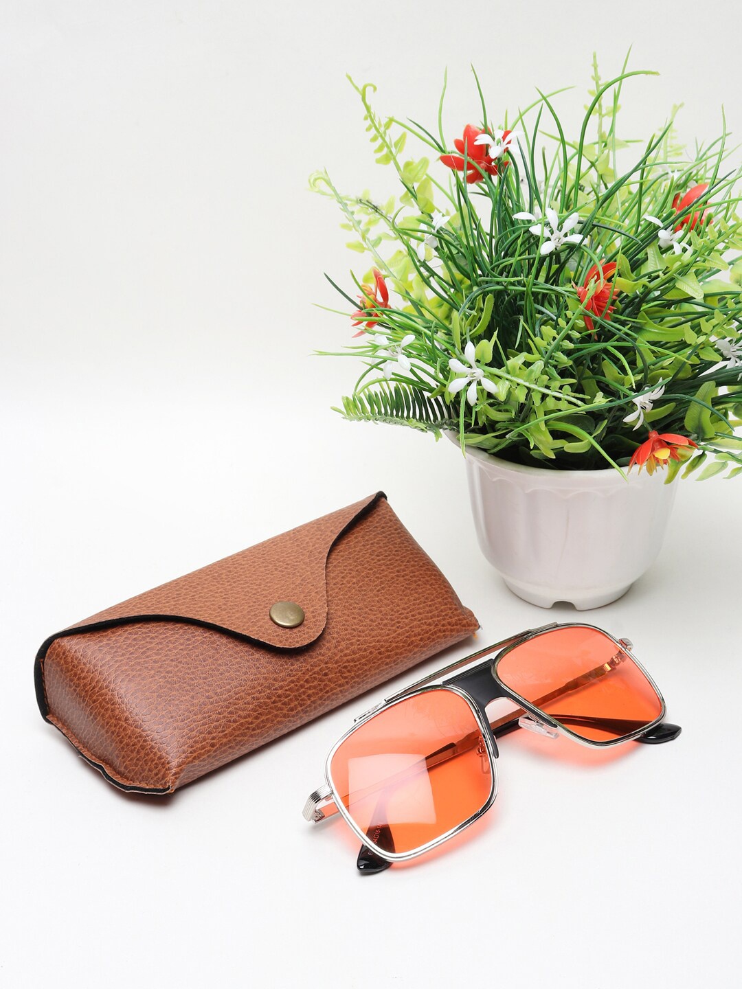 

CELEBRITY SUNGLASSES Unisex Red Lens & Silver-Toned Aviator Sunglasses CLSG-6988-01