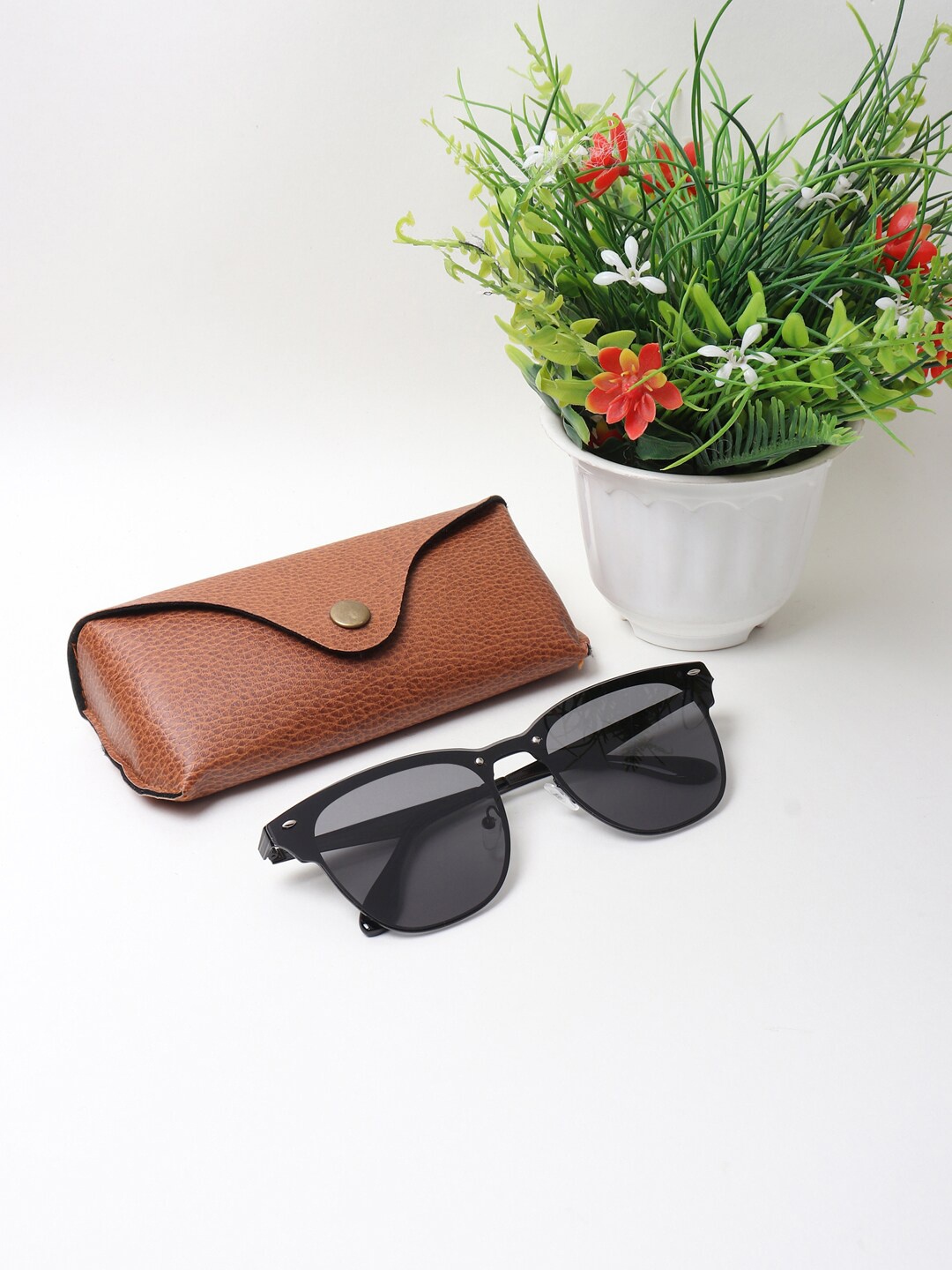 

CELEBRITY SUNGLASSES Unisex Black Lens & Black UV Protected Square Sunglasses CLSG-3576-01