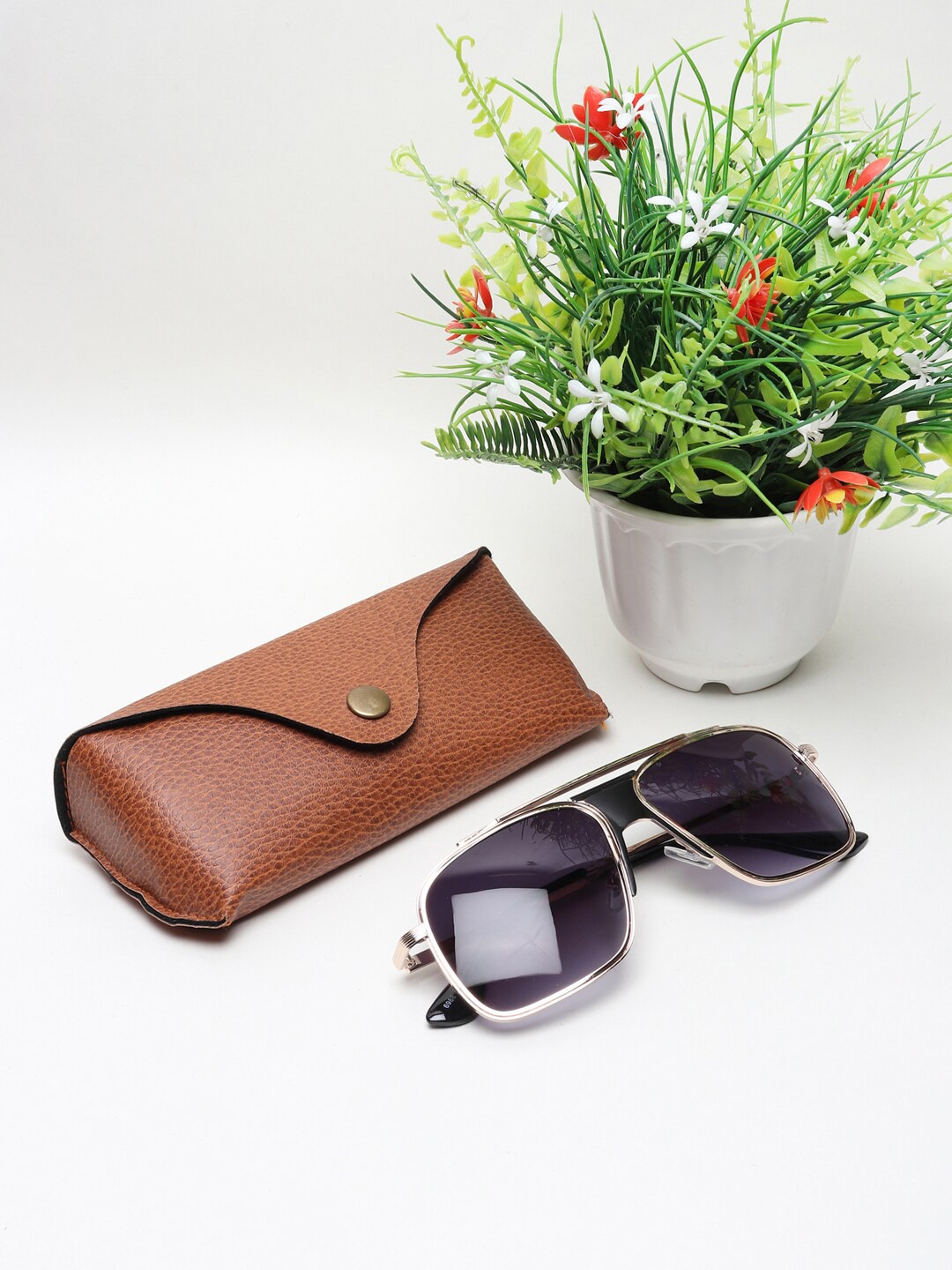 

CELEBRITY SUNGLASSES Unisex Black Lens & Gold-Toned Aviator Sunglasses CLSG-6988-14