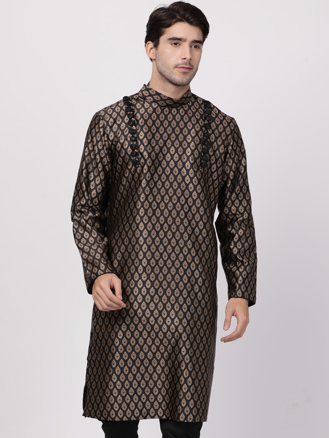 

VASTRAMAY Men Black & Golden Ethnic Motifs Jacquard Kurta