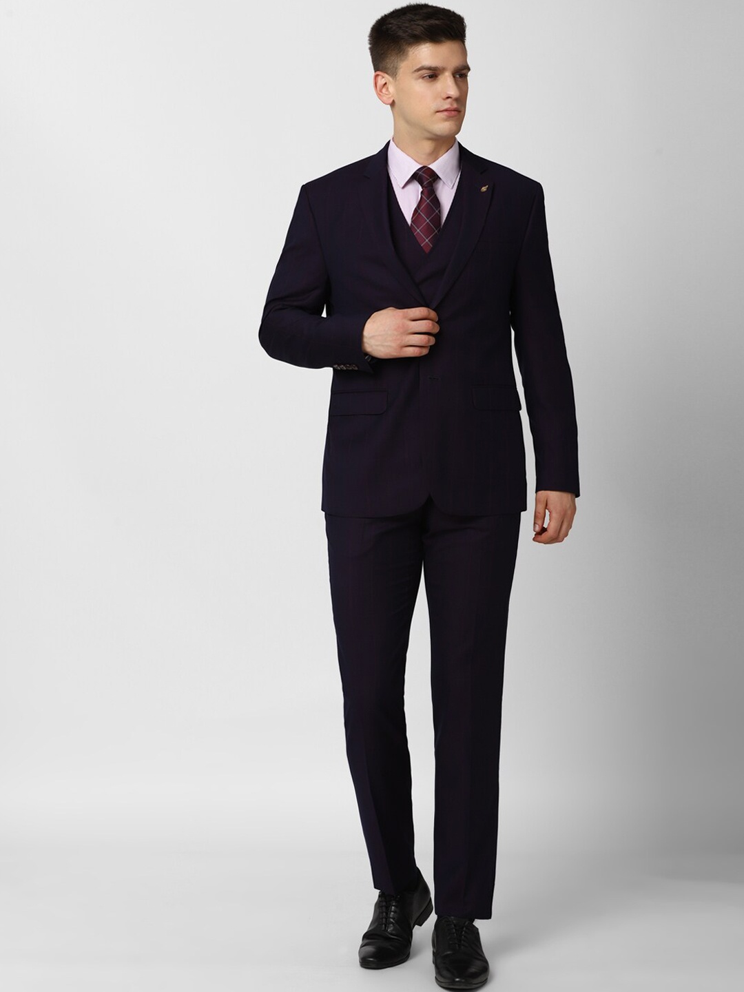 

Van Heusen Black Formal Slim Fit Three Piece Suit