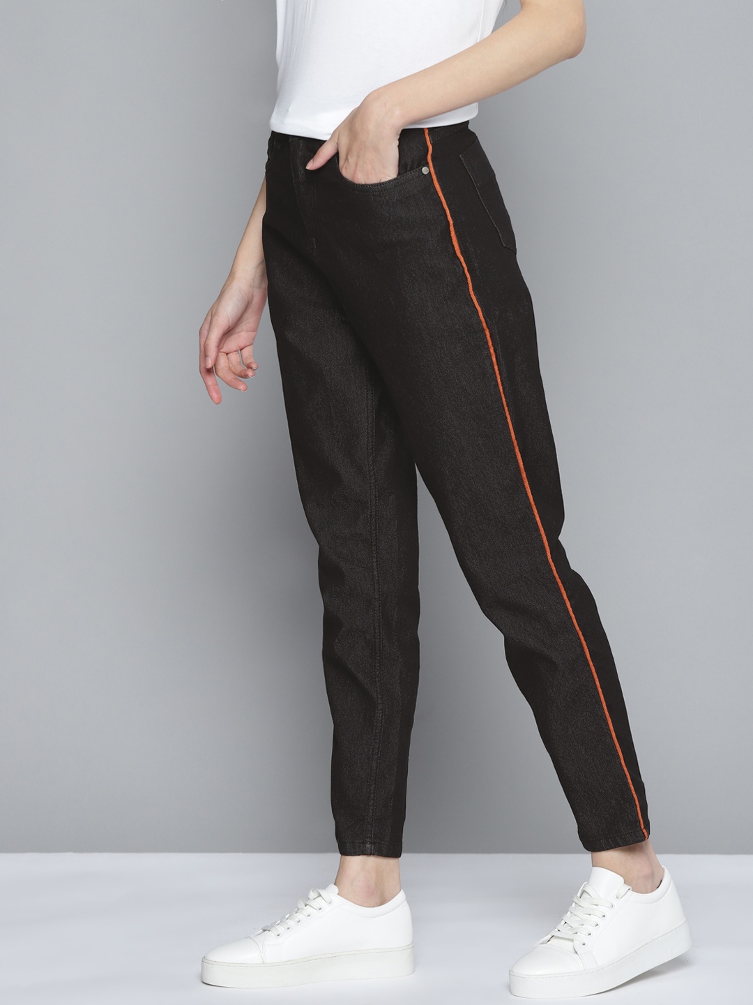 

Mast & Harbour Women Black Boyfriend Fit Stretchable Jeans