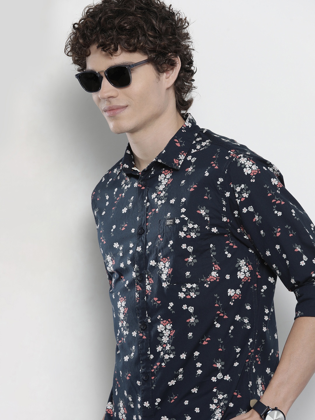 

The Indian Garage Co Men Navy Blue Cotton Smart Fit Floral Print Casual Shirt