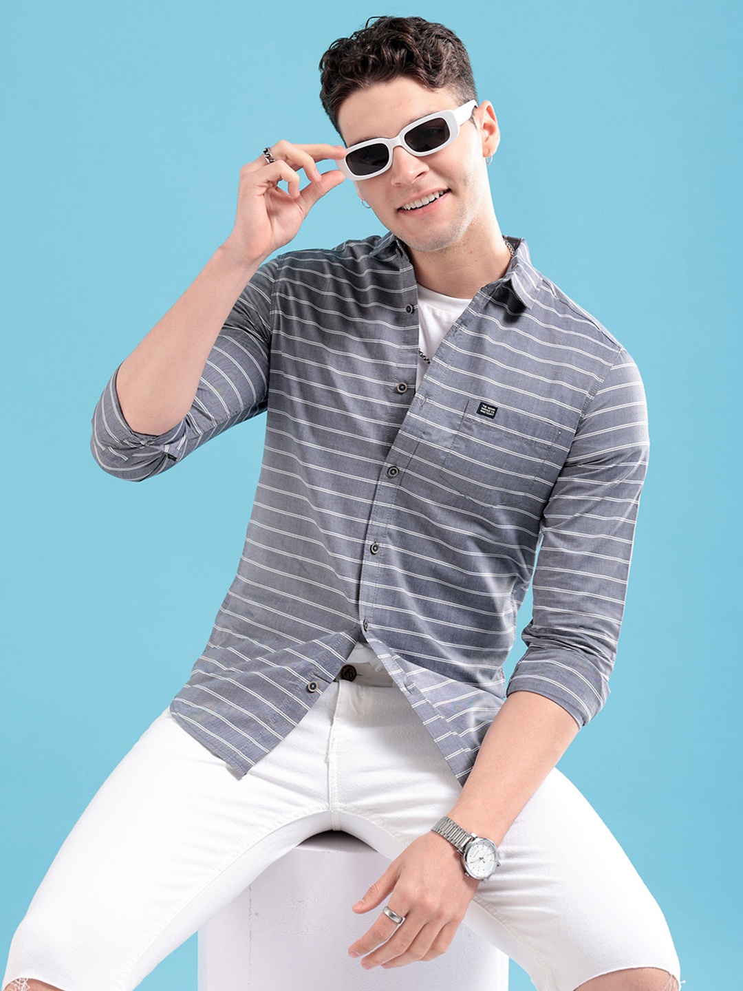 

The Indian Garage Co Men Grey & White Slim Fit Striped Pure Cotton Casual Shirt
