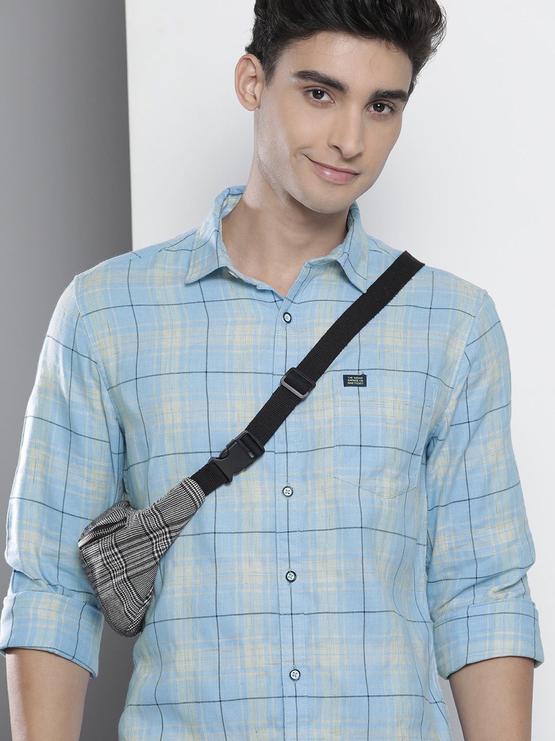

The Indian Garage Co Men Blue Cotton Smart Fit Checked Casual Shirt