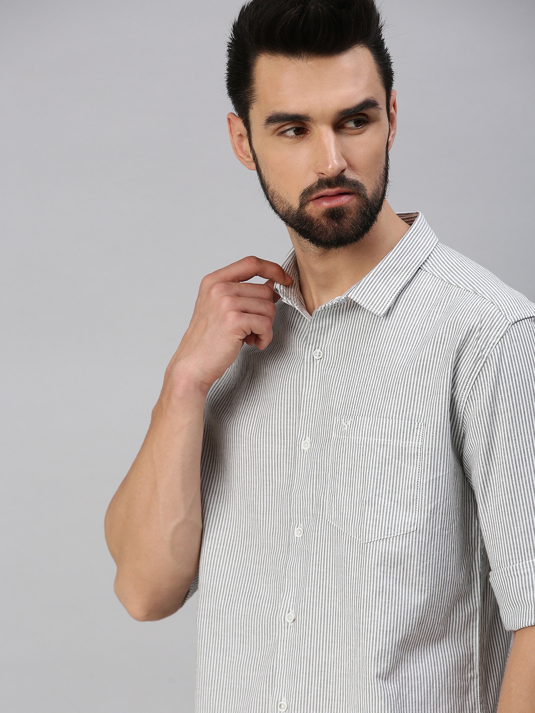 

SHOWOFF Men White Comfort Slim Fit Striped Cotton Casual Shirt