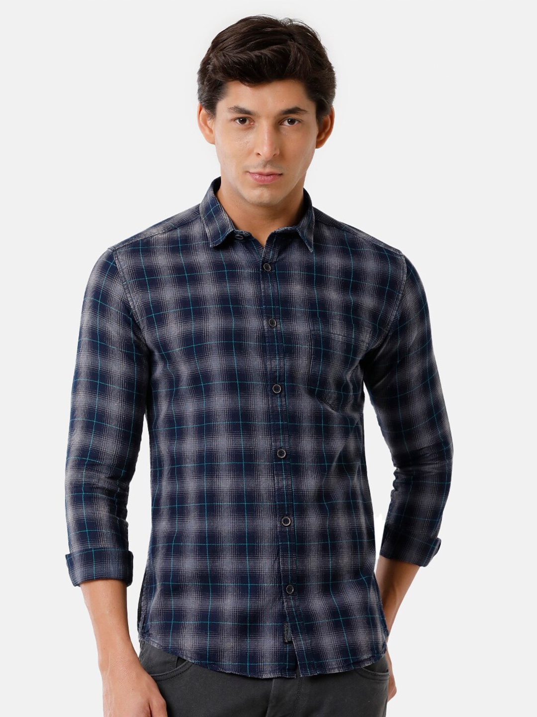 

Voi Jeans Men Blue Classic Slim Fit Checked Casual Shirt