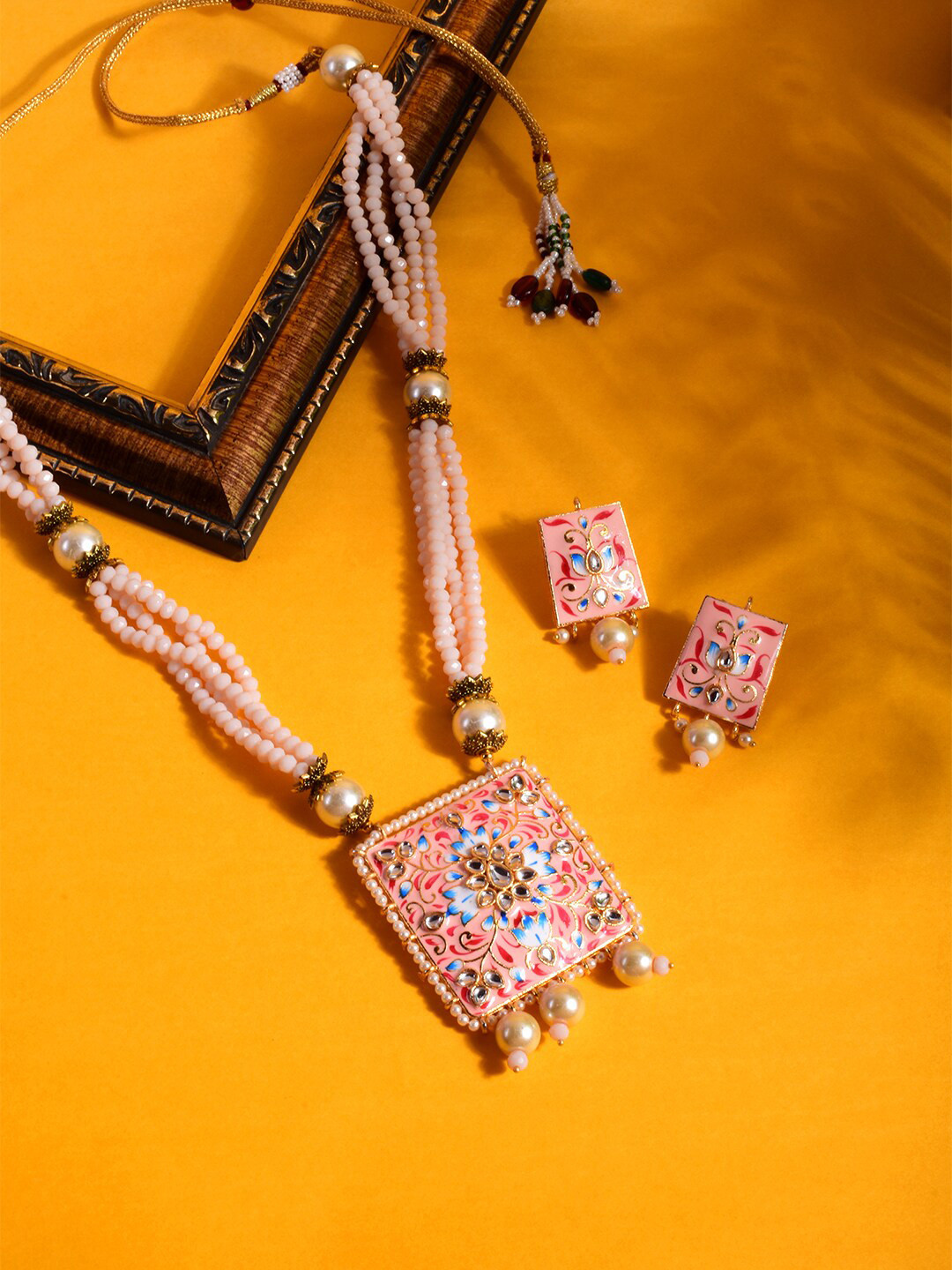 

STEORRA JEWELS Women Gold-Plated Peach & Blue Multi-String Kundan Studded & Pearl Beaded Jewellery Set