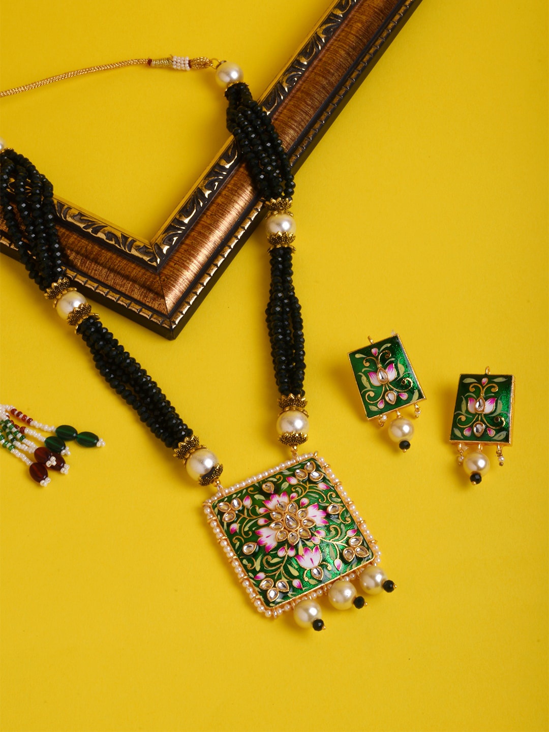 

STEORRA JEWELS Gold-Plated Green & White Kundan Stone-Studded & Beaded Jewellery Set
