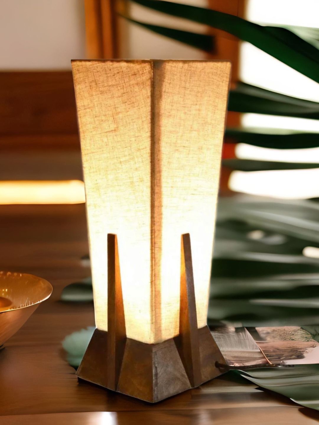 

Athome by Nilkamal Brown & Beige Venus Table Lamp With Shade
