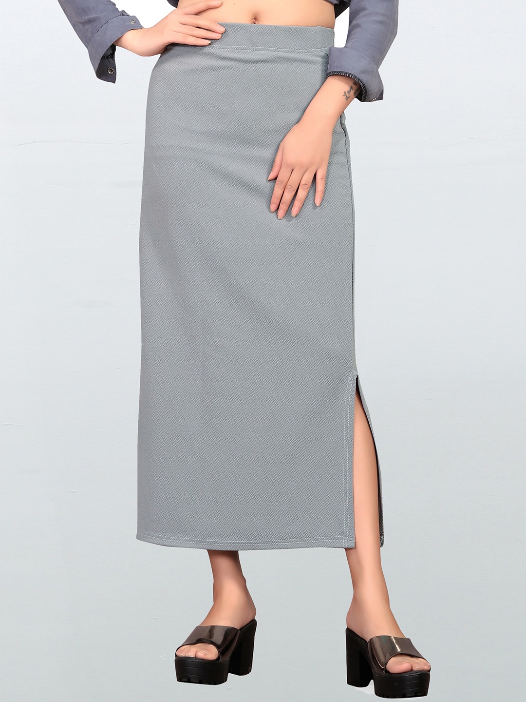 

Wuxi Women Grey Solid Saree Shapewear