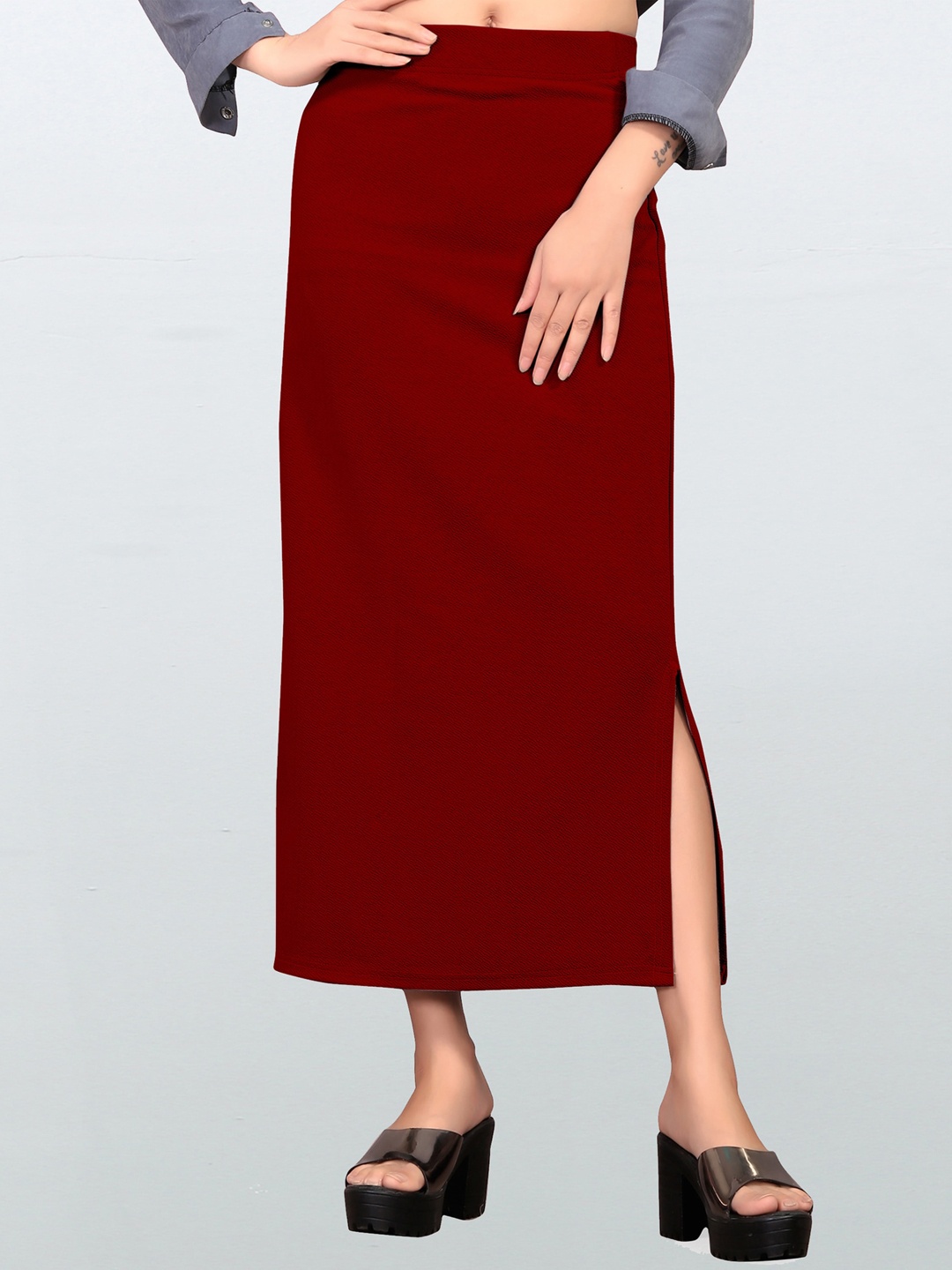 

Wuxi Women Maroon Solid Saree Shapewear
