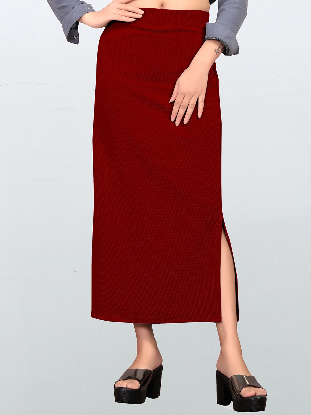 

Wuxi Maroon Solid Saree Shapewear