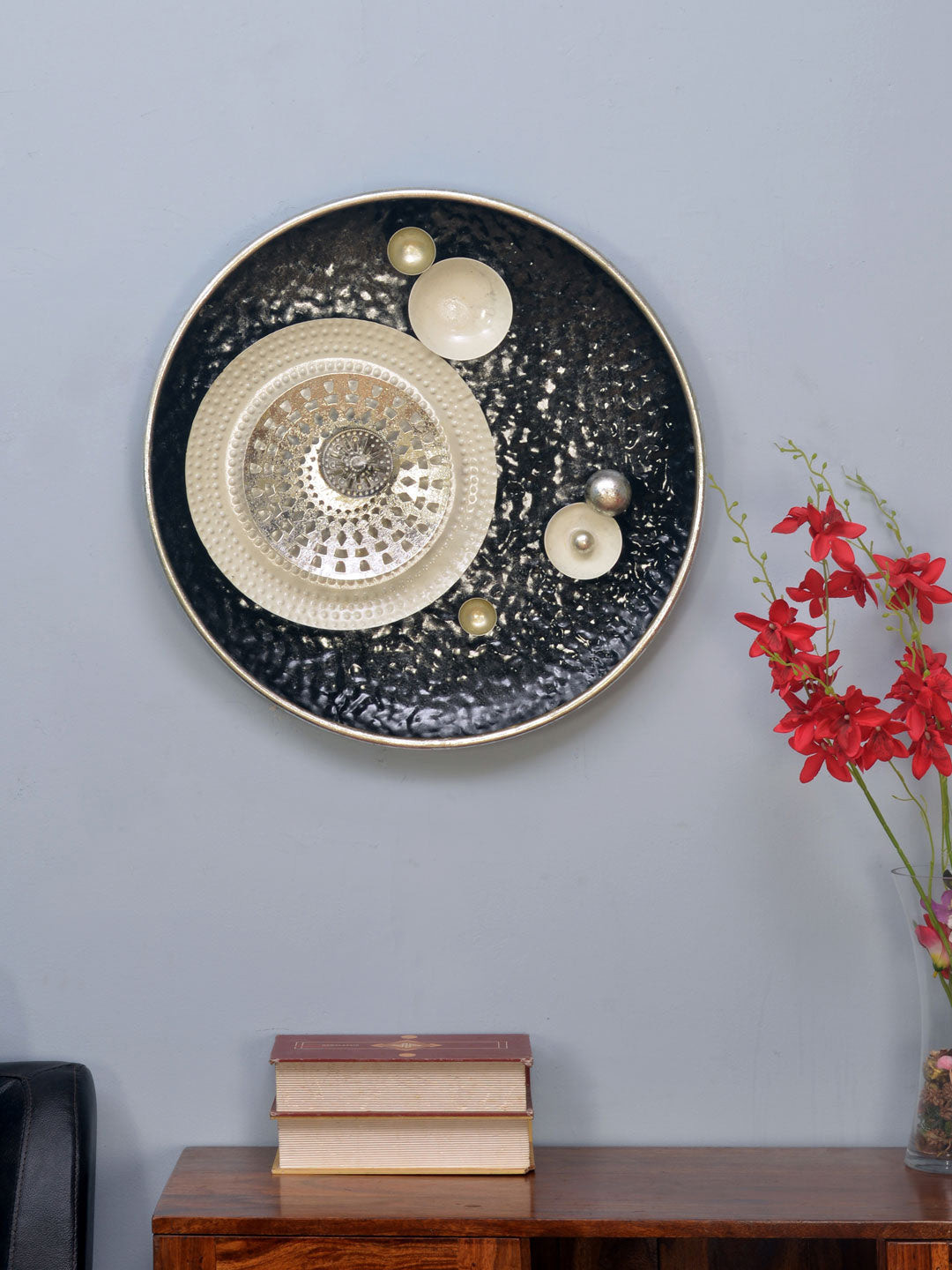 

Athome by Nilkamal White & Black Textured Pearls Round Wall Decor