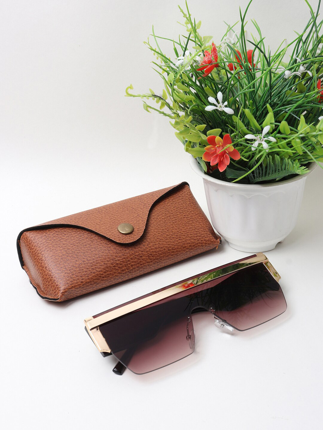 

CELEBRITY SUNGLASSES Unisex Brown Lens & Gold-Toned Square Sunglasses with UV Protected Lens