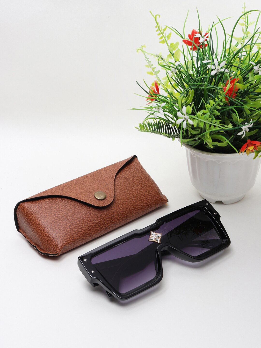 

CELEBRITY SUNGLASSES Unisex Grey Lens & Black Aviator Sunglasses with UV Protected Lens