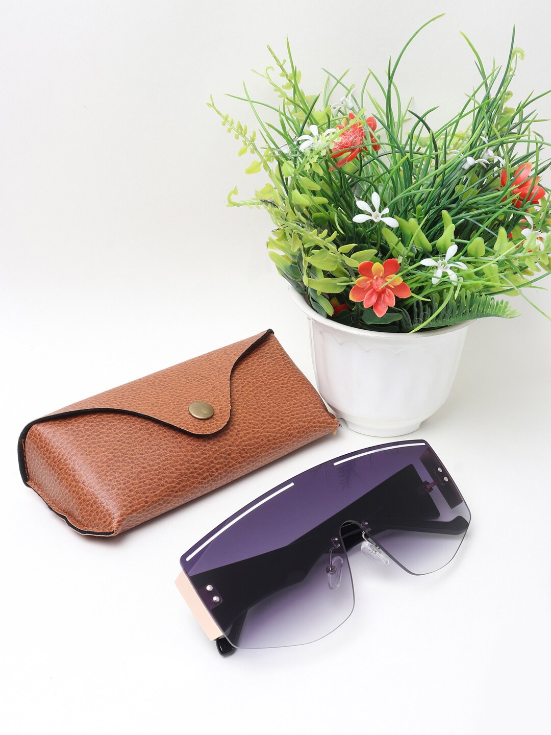 

CELEBRITY SUNGLASSES Unisex Black Lens & Black Square Sunglasses with UV Protected Lens