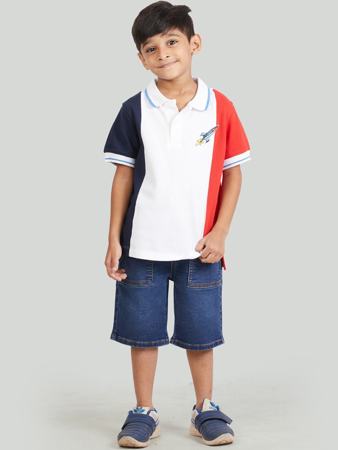 

Zalio Boys Black & White Printed T-shirt with Shorts