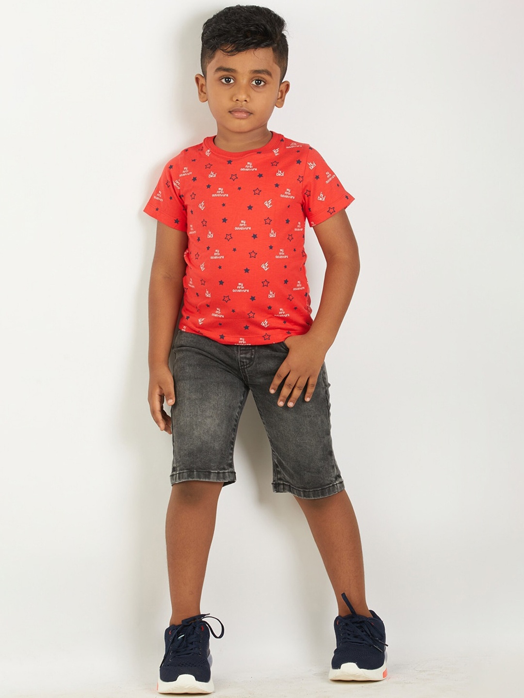 

Zalio Boys Red & Black Printed T-shirt with Shorts