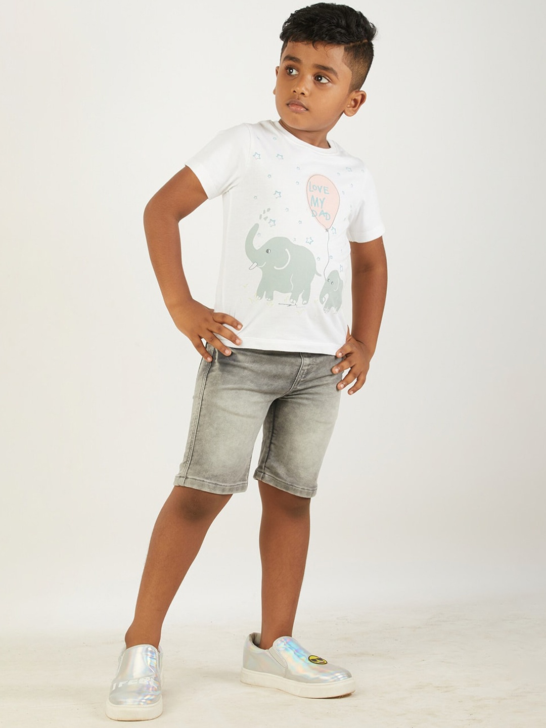 

Zalio Boys White & Grey Printed T-shirt with Shorts