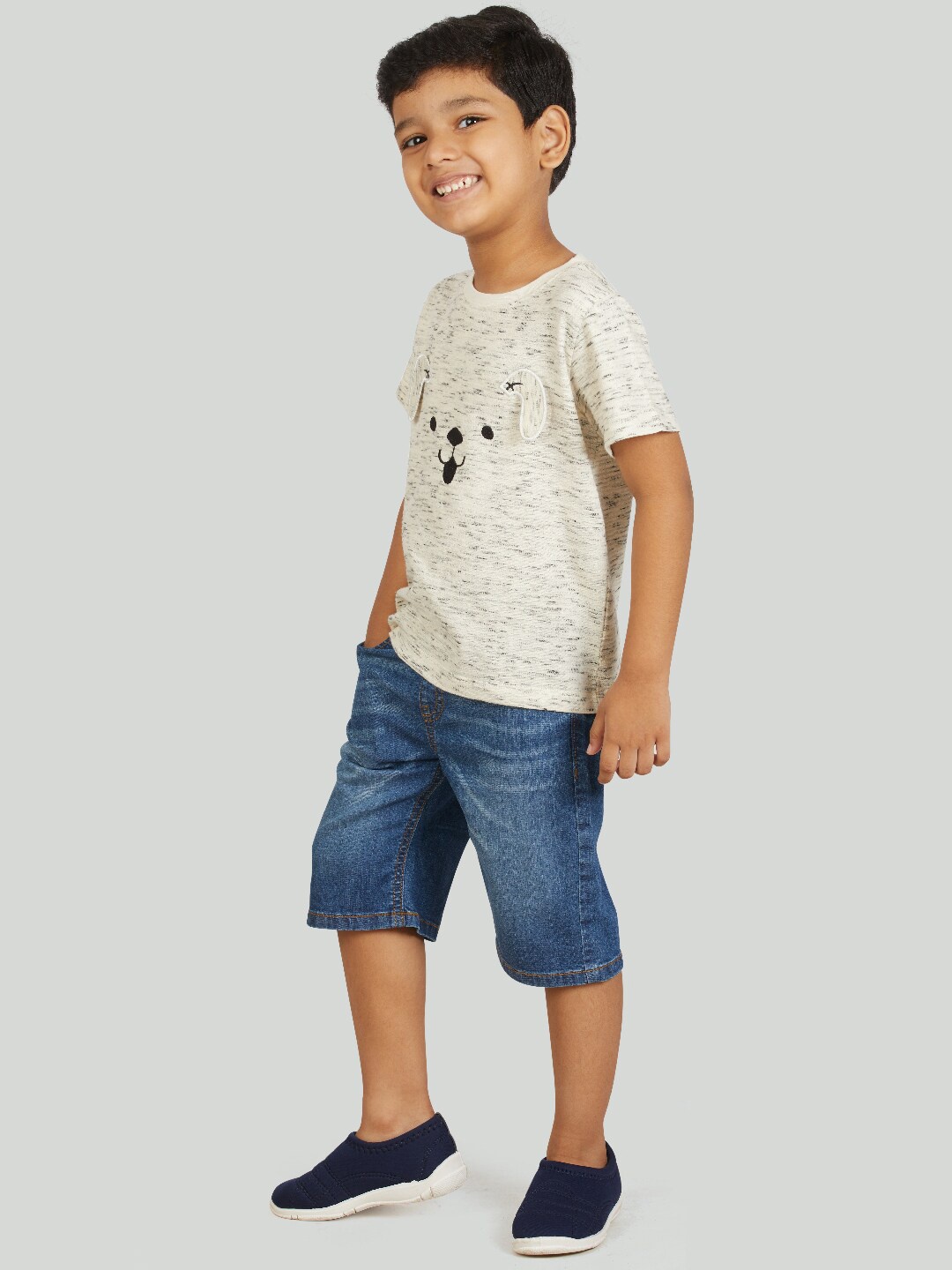 

Zalio Boys White & Blue Printed T-shirt with Shorts