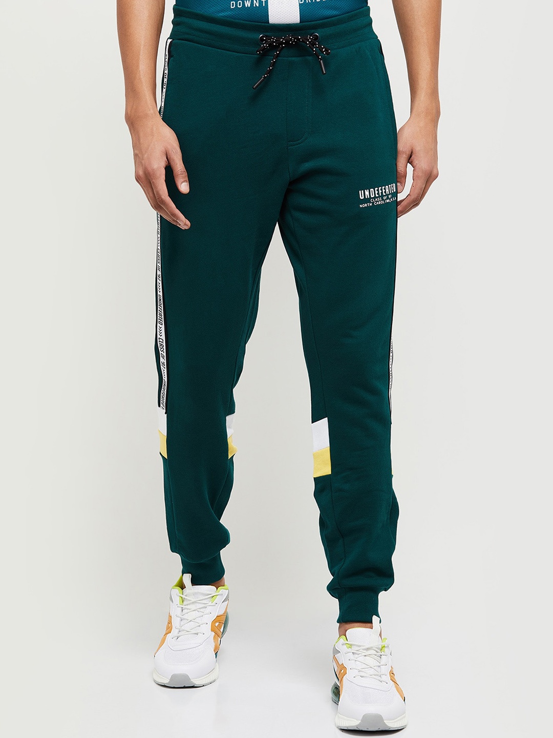 

max Men Green Solid Joggers