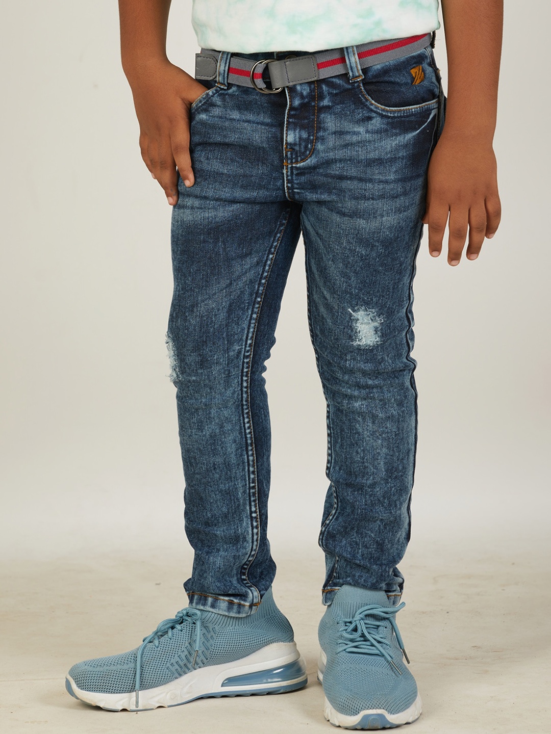 

Zalio Boys Blue Mid Rise Regular Fit Low Distress Heavy Fade Jeans