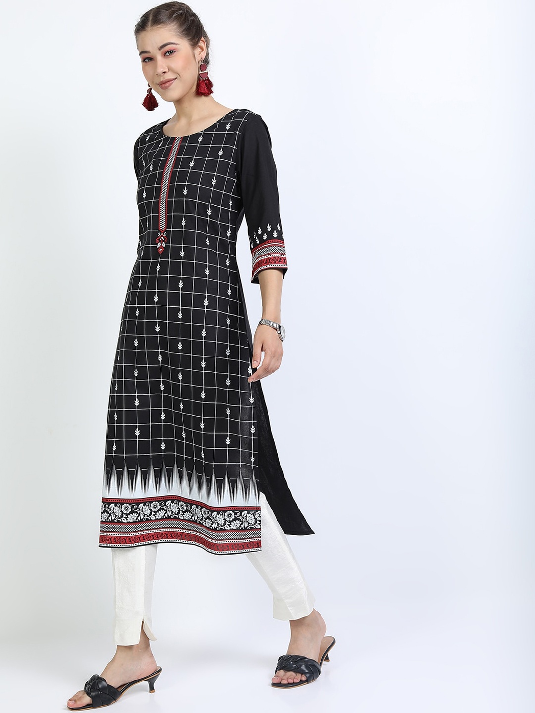 

Vishudh Women Black Geometric Printed Kurta