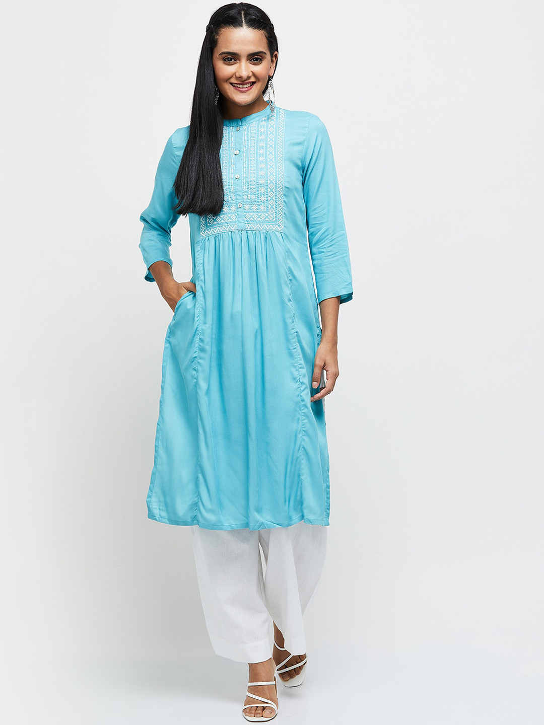 

max Women Blue Thread Work Kurta