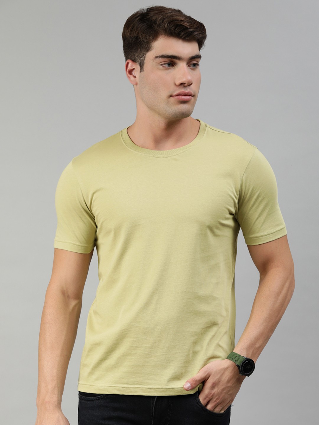 

Huetrap Men Green Solid Pure Cotton T-shirt