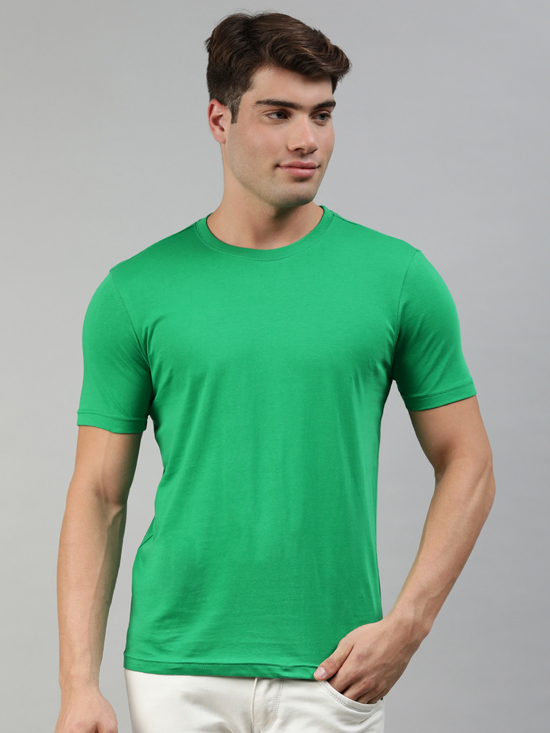 

Huetrap Men Green Solid Pure Cotton T-shirt